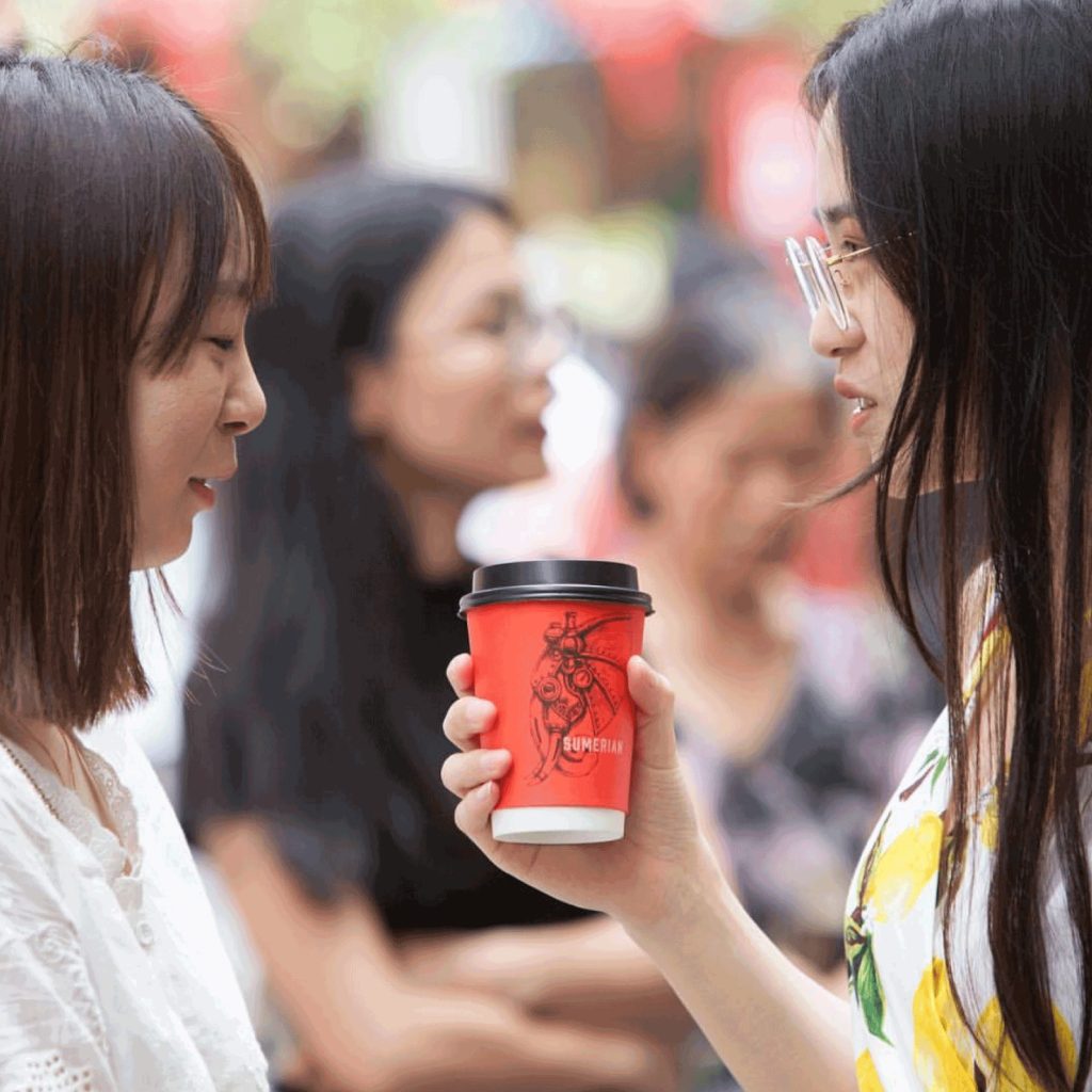 Sumerian Coffee Roasters Shanghai custom coffee cups, friends having a coffee